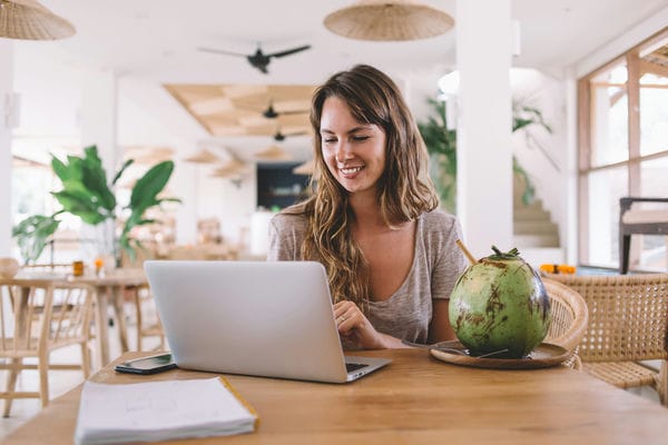 Frau sitzt am Laptop in einem Innenbereich in Thailand Frau sitzt am Laptop in einem Innenbereich in Thailand