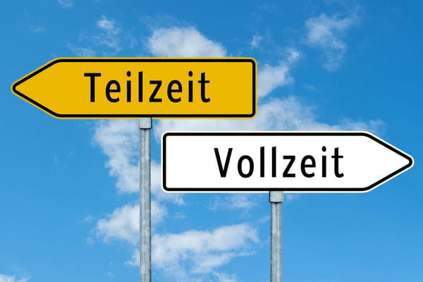 arbeitsformen-teilzeit Zwei Schilder zeigen in unterschiedliche Richtungen mit den Schriftzügen Teilzeit und Vollzeit