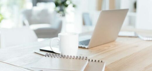 laptops stehen auf arbeitstisch