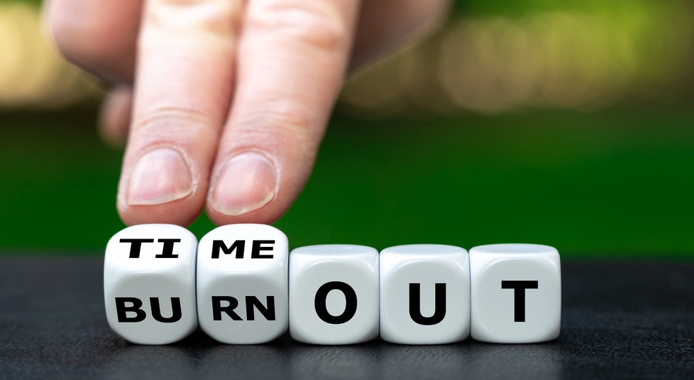 Bezahlte oder unbezahlte Auszeit von der Arbeit Würfeln mit Buchstaben ändern sich von Burnout zu Timeout