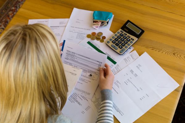 eine Frau schaut sich einen Arbeitslosengeld1 Antrag an