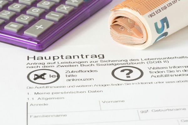 Einen Hauptantrag für Arbeitslosengeld.