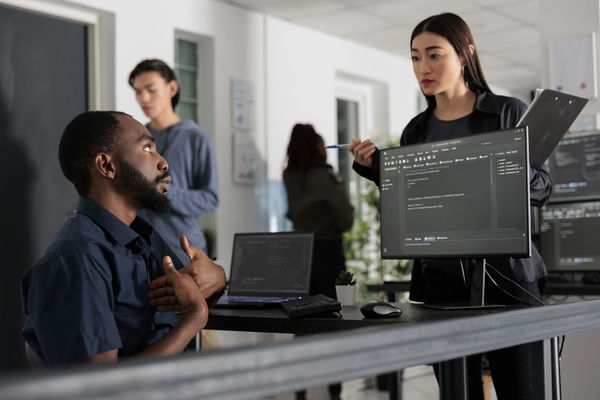 Ingenieur arbeitet an einem Skript HTML