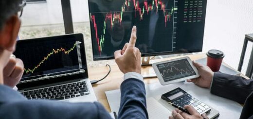 trader gucken sich am laptop einen chart an