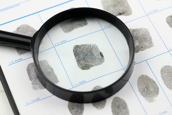 Führungszeugnis für eigene Zwecke Lupe über Fingerabdruck