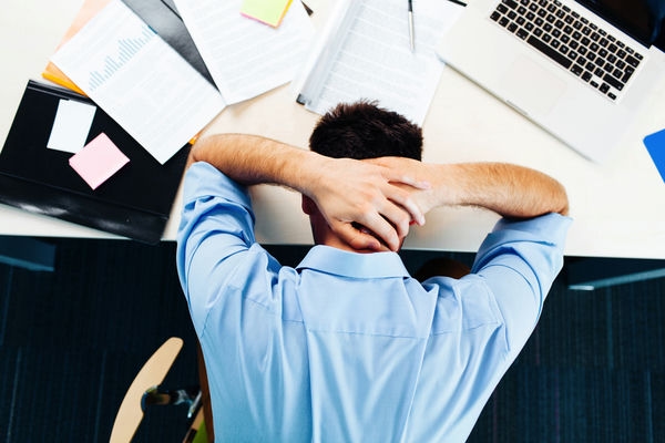 gesundheit-stress-im-job depressiver Geschäftsmann