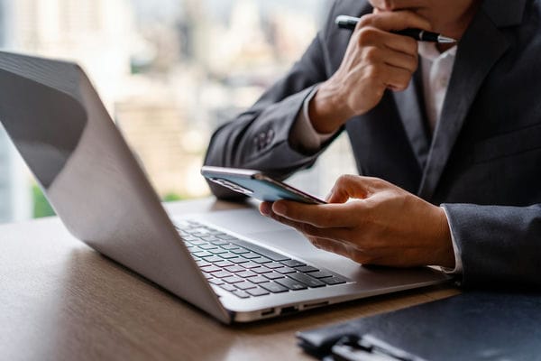 Personalvermittlung wird in Deutschland immer beliebter und liegt im Trend mann im anzug sitzt am laptop