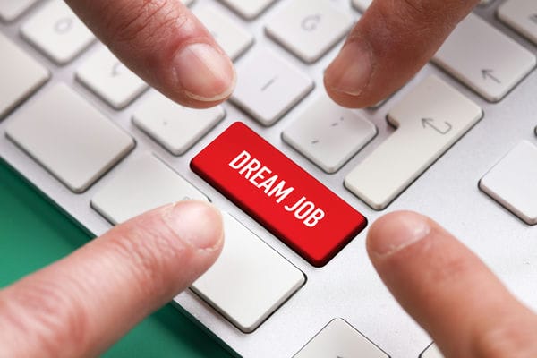 Vier Finger drücken dem roten DREAM JOB-Taste auf der Tastatur