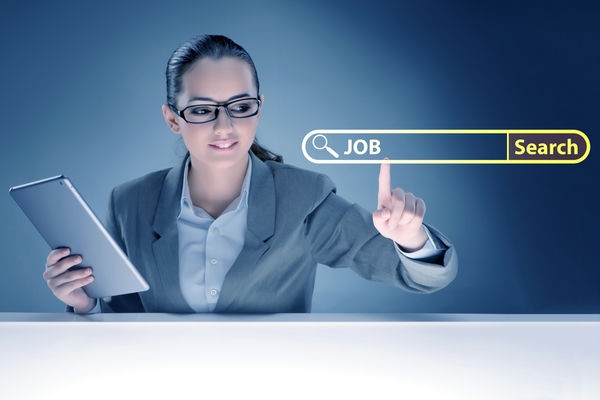 jobwechsel-jobsuche Frau sucht nach einem Job im Internet