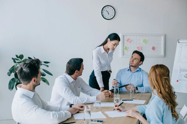 urlaub-bildungsurlaub 5 Personen sitzen an einem Tisch und halten ein Meeting