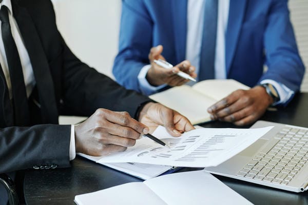 verguetung-faire-bezahlung Zwei Geschäftsleute besprechen die Wichtigkeit von faire Bezahlung.