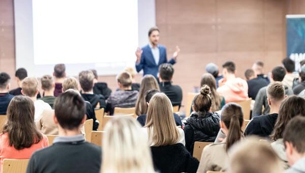 Redner hält einen Vortrag im Konferenzsaal bei einer Veranstaltung. Publikum im Konferenzsaal.